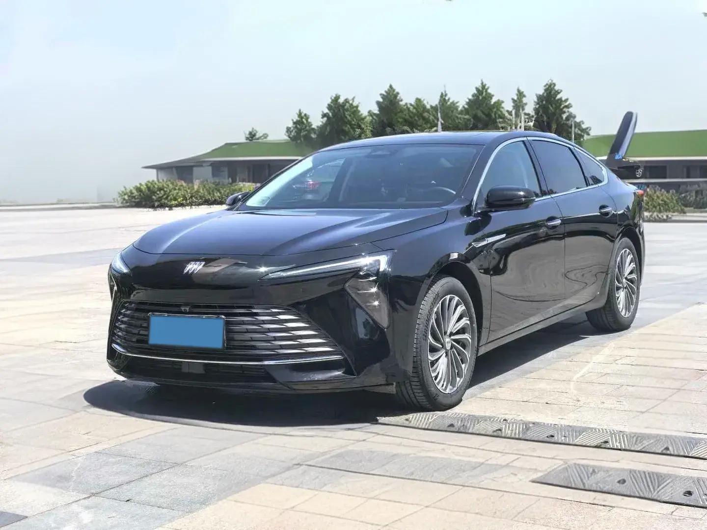 2024 BUICK LARCOSSE view 1