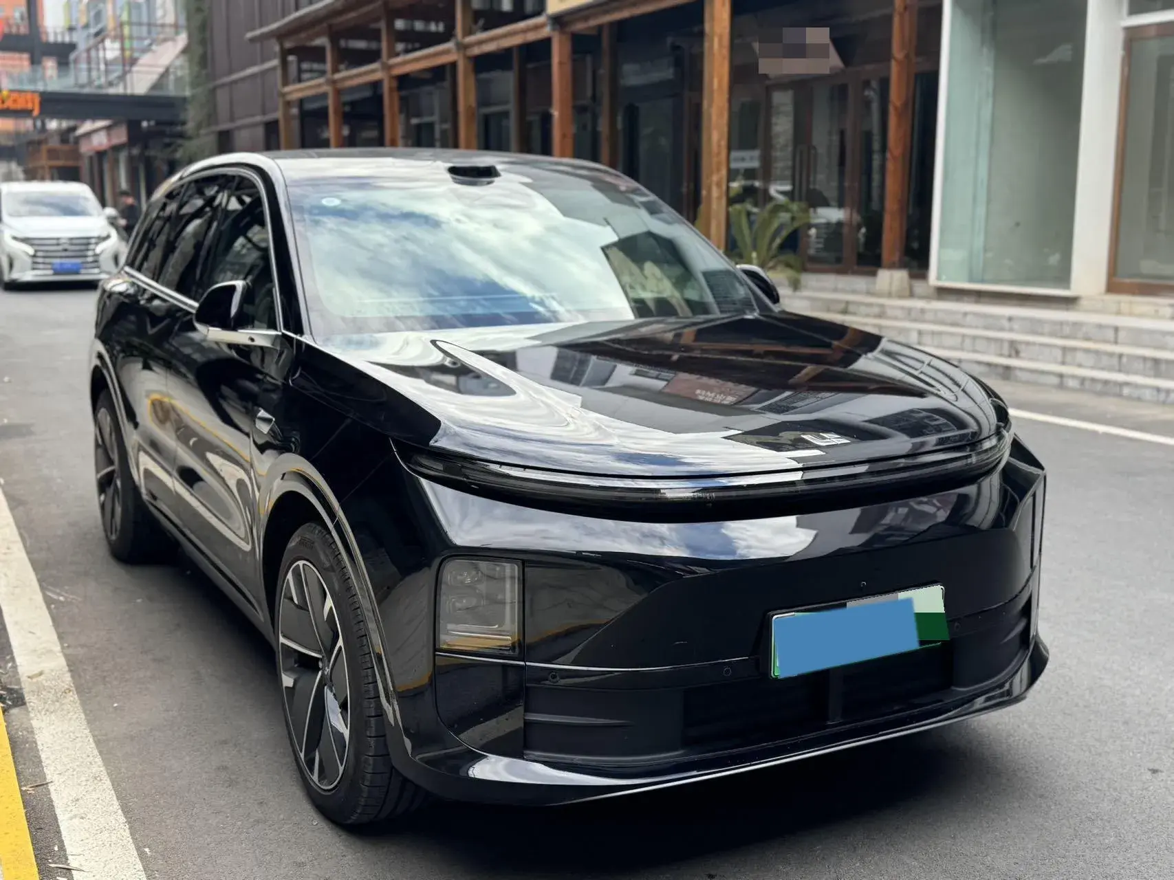 2025 LI L6 thumbnail 3