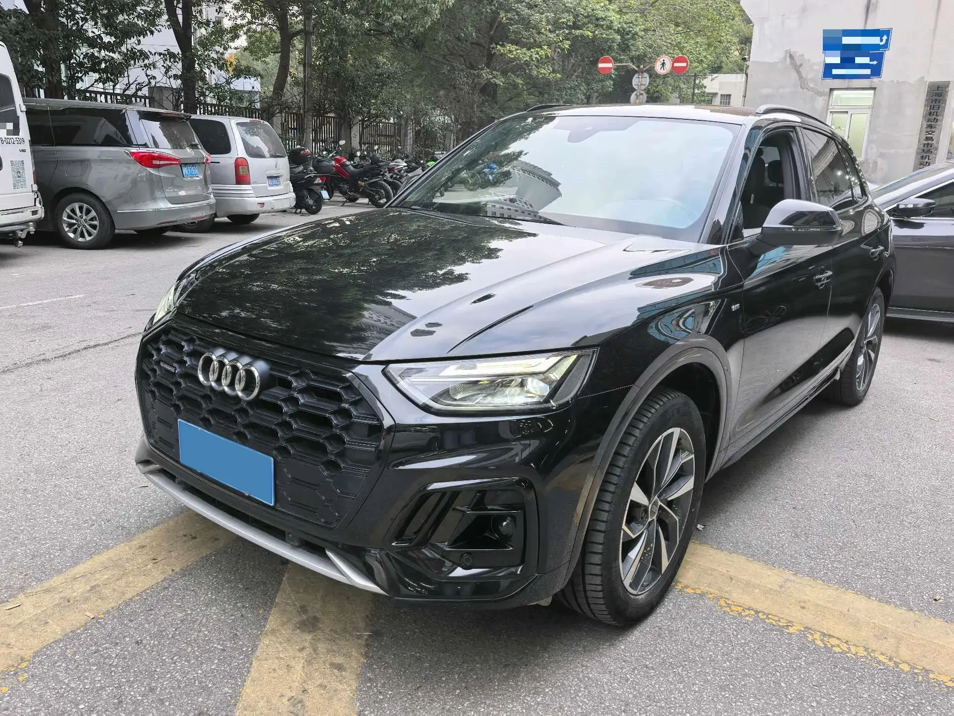 2023 AUDI Q5L view 1