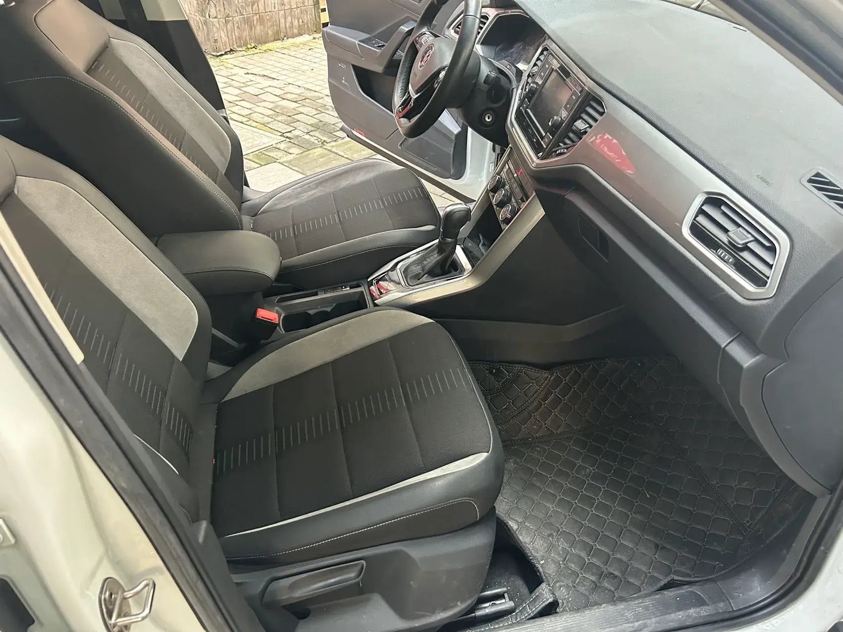 2019 VOLKSWAGEN T-ROC thumbnail 3