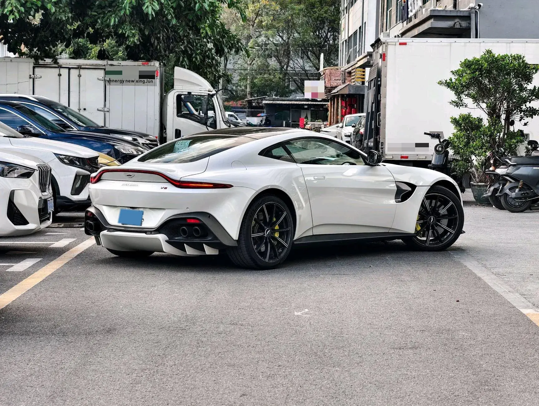2018 ASTON MARTIN thumbnail 3