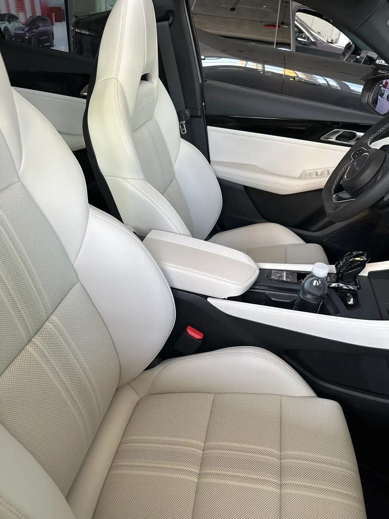 2023 LYNK&CO 03 thumbnail 4