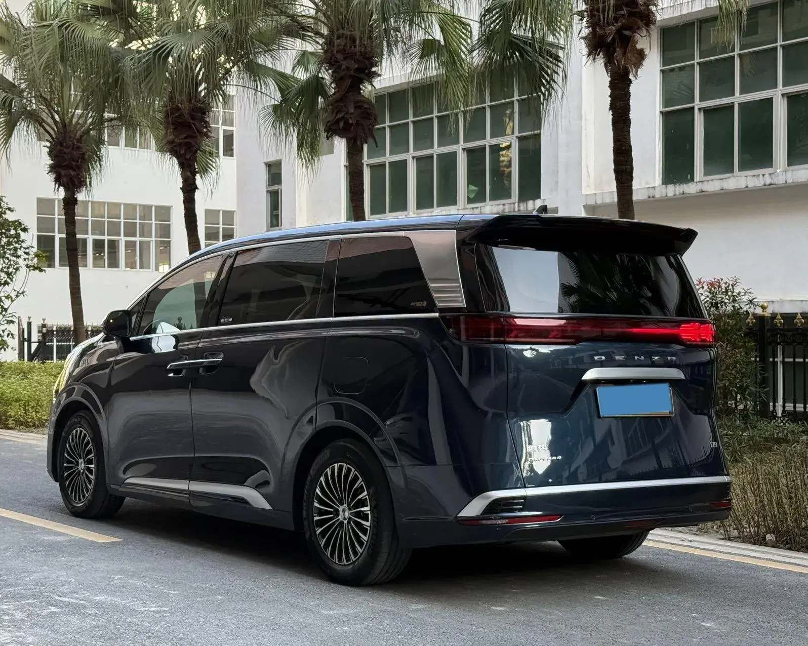 2022 DENZA D9 thumbnail 4