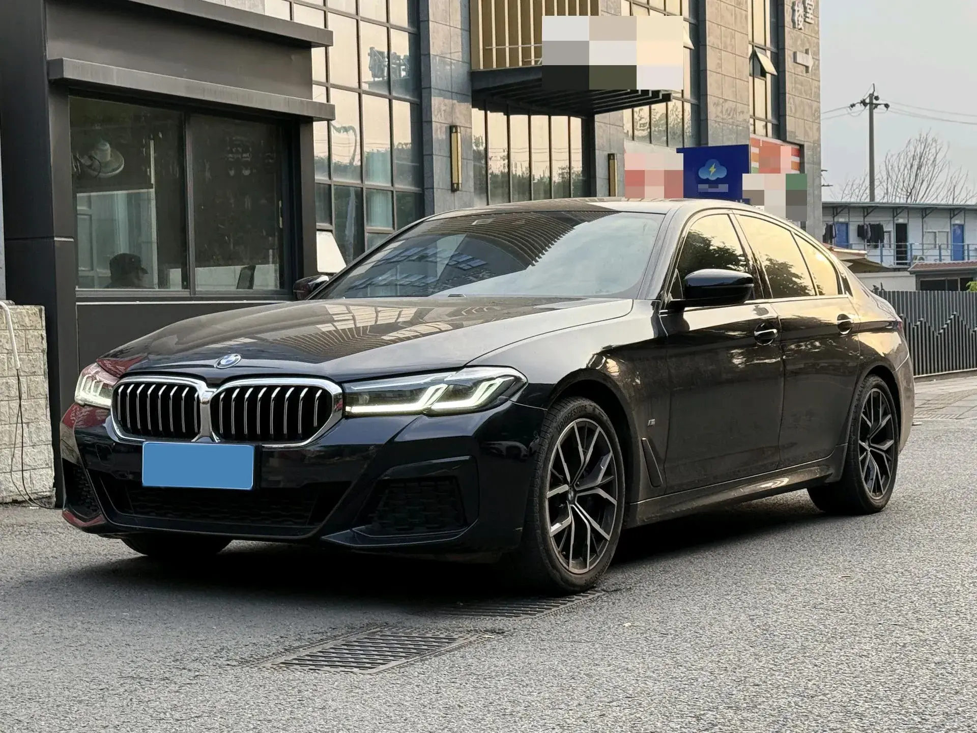 2022 BMW 5 view 1