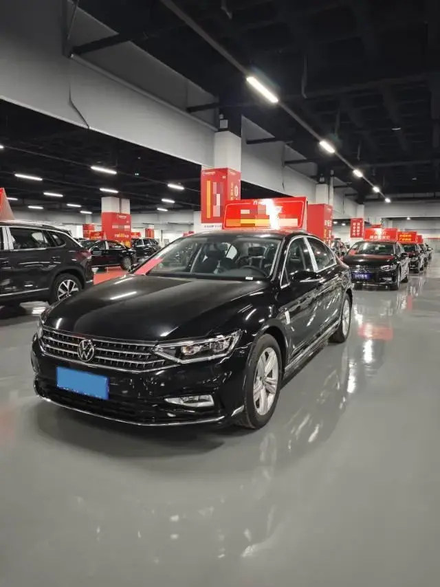 2025 VOLKSWAGEN MAGOTAN view 1