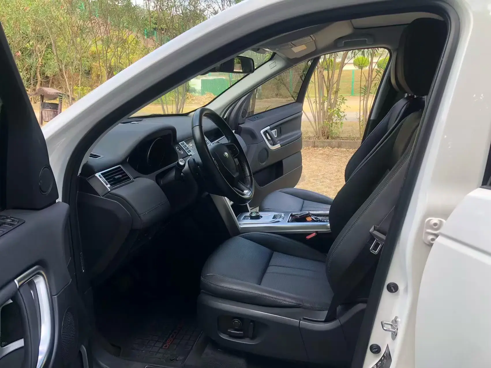 2019 LAND ROVER thumbnail 3