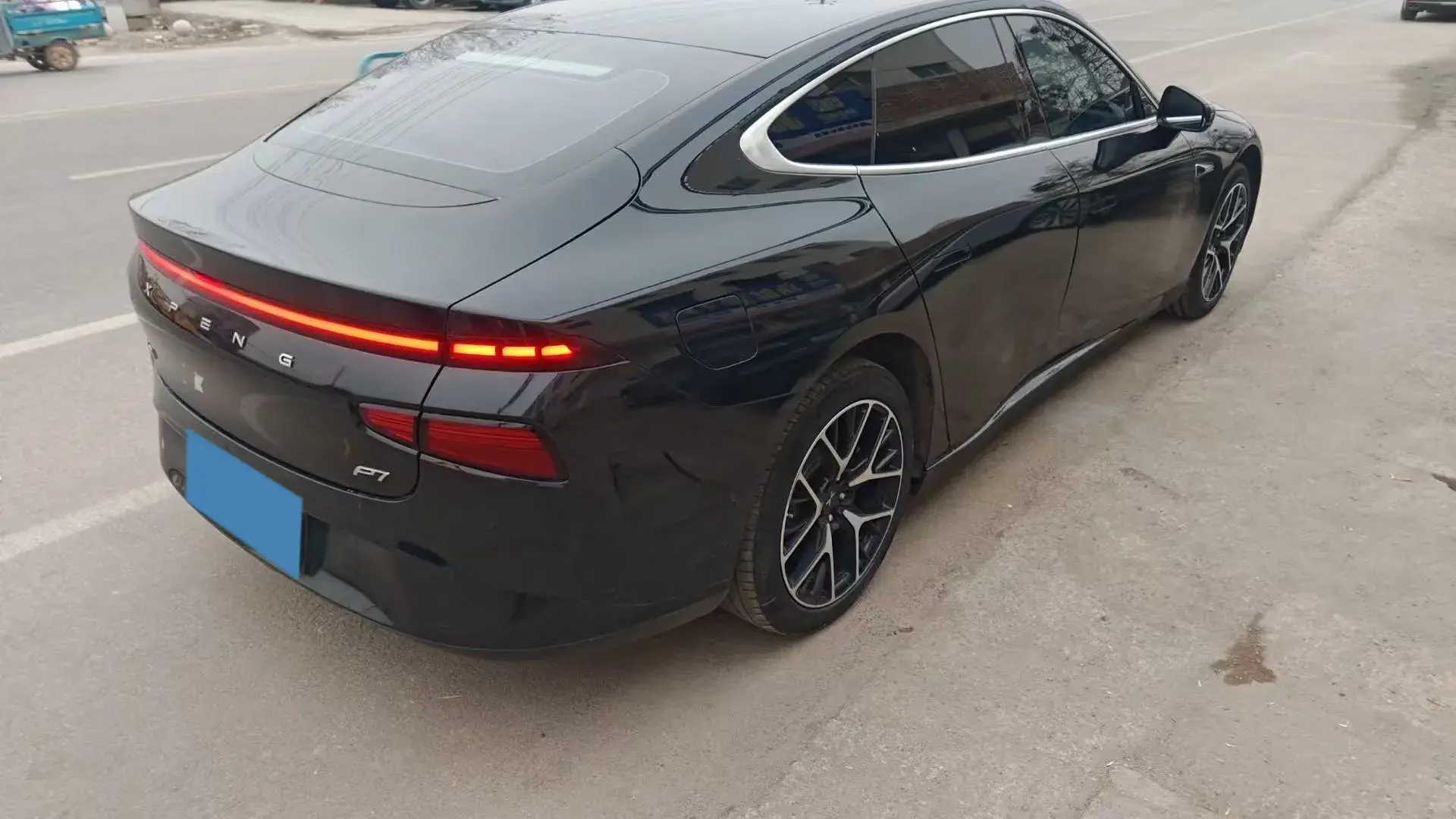 2023 XPENG P7 thumbnail 3