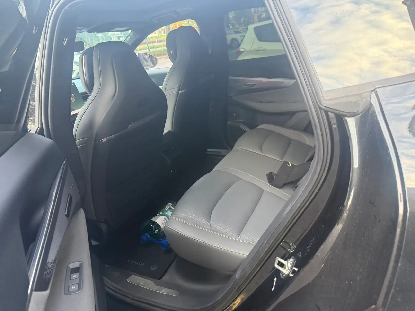 2023 LYNK&CO 08 thumbnail 3