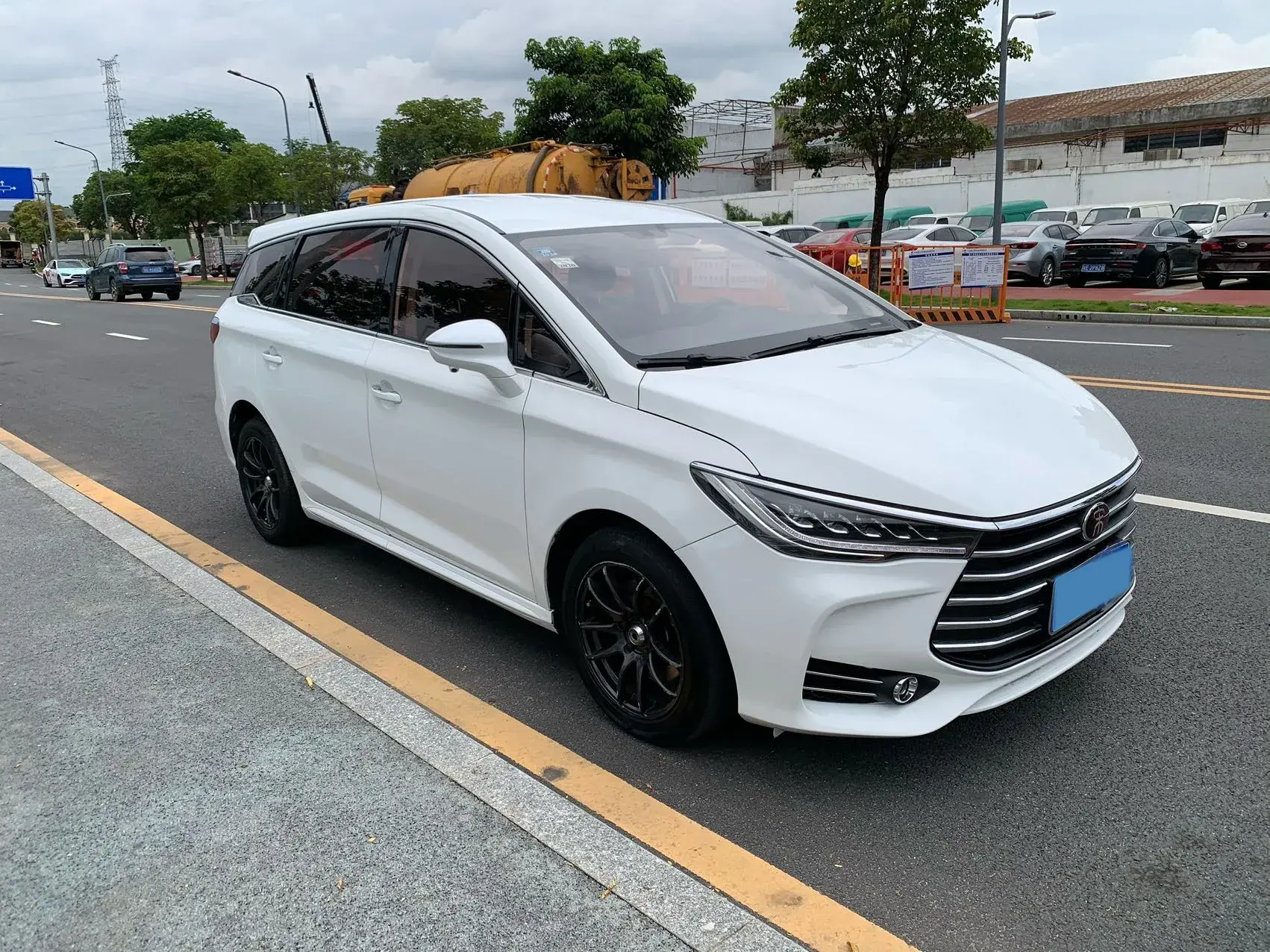 2017 BYD SONG thumbnail 3