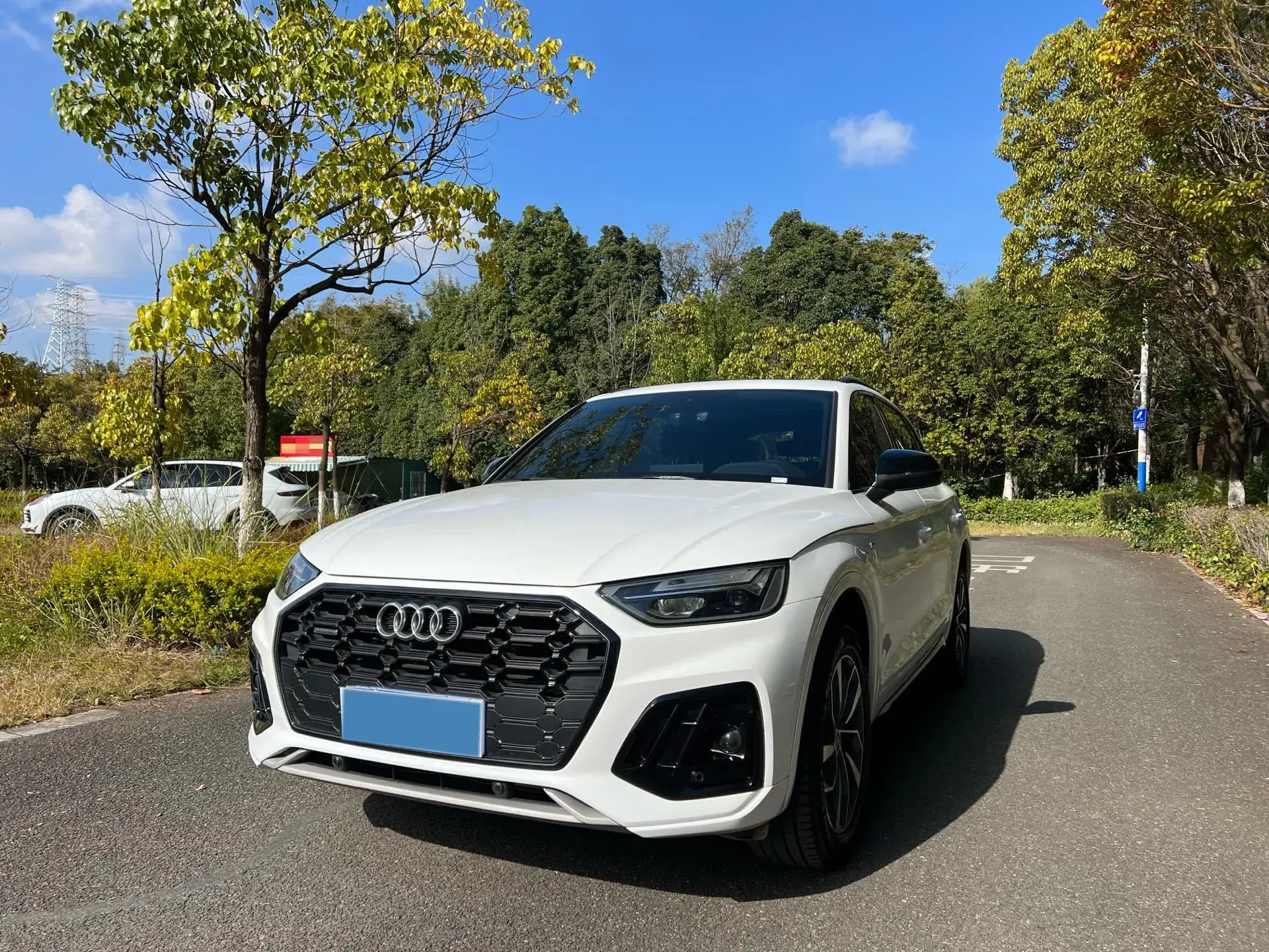 2023 AUDI Q5L view 1