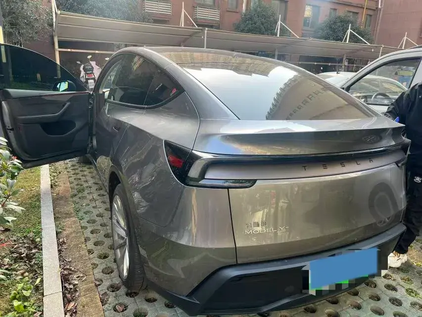 2025 TESLA MODEL thumbnail 3