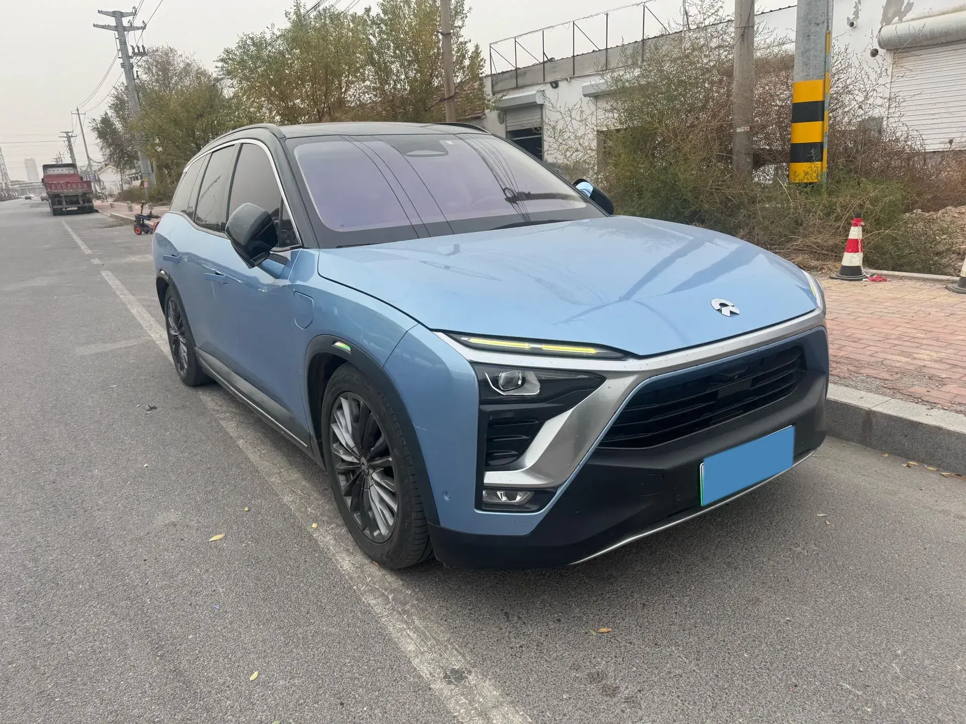 2018 NIO ES8 thumbnail 3