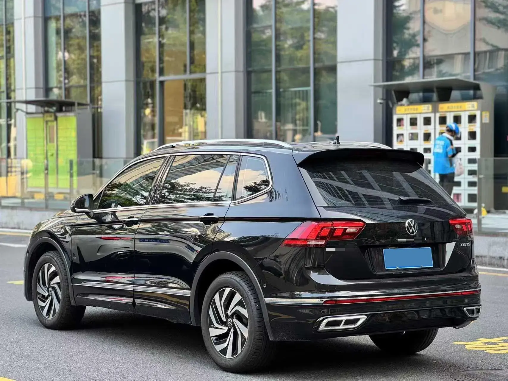 2024 VOLKSWAGEN TIGUAN thumbnail 2