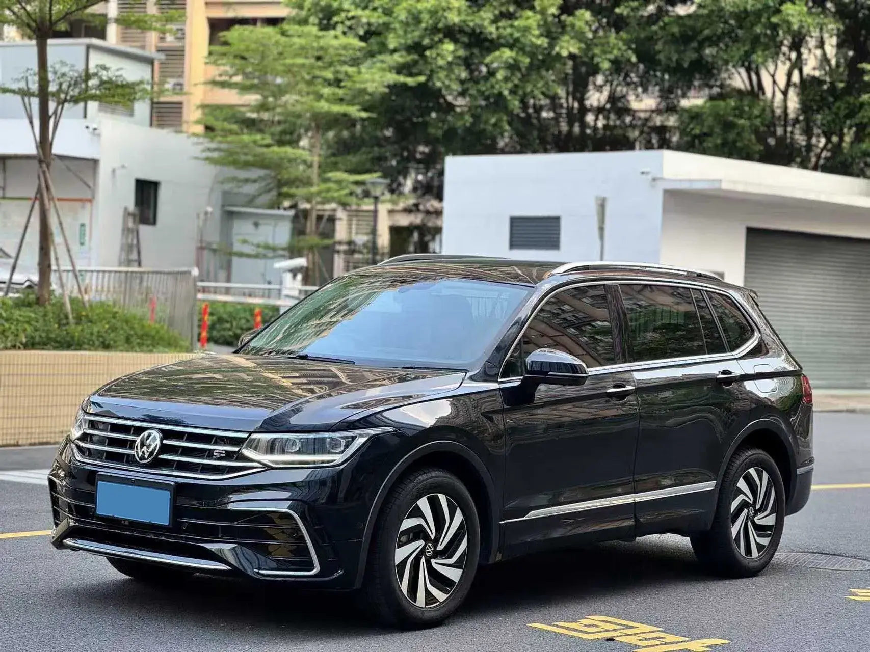 2024 VOLKSWAGEN TIGUAN view 1