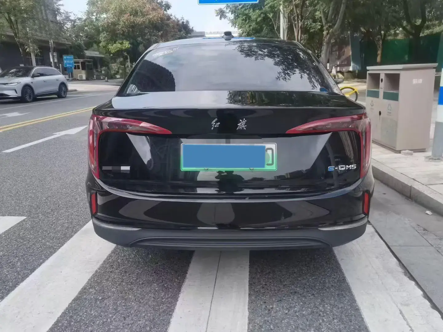 2022 HONGQI E-QM5 thumbnail 3