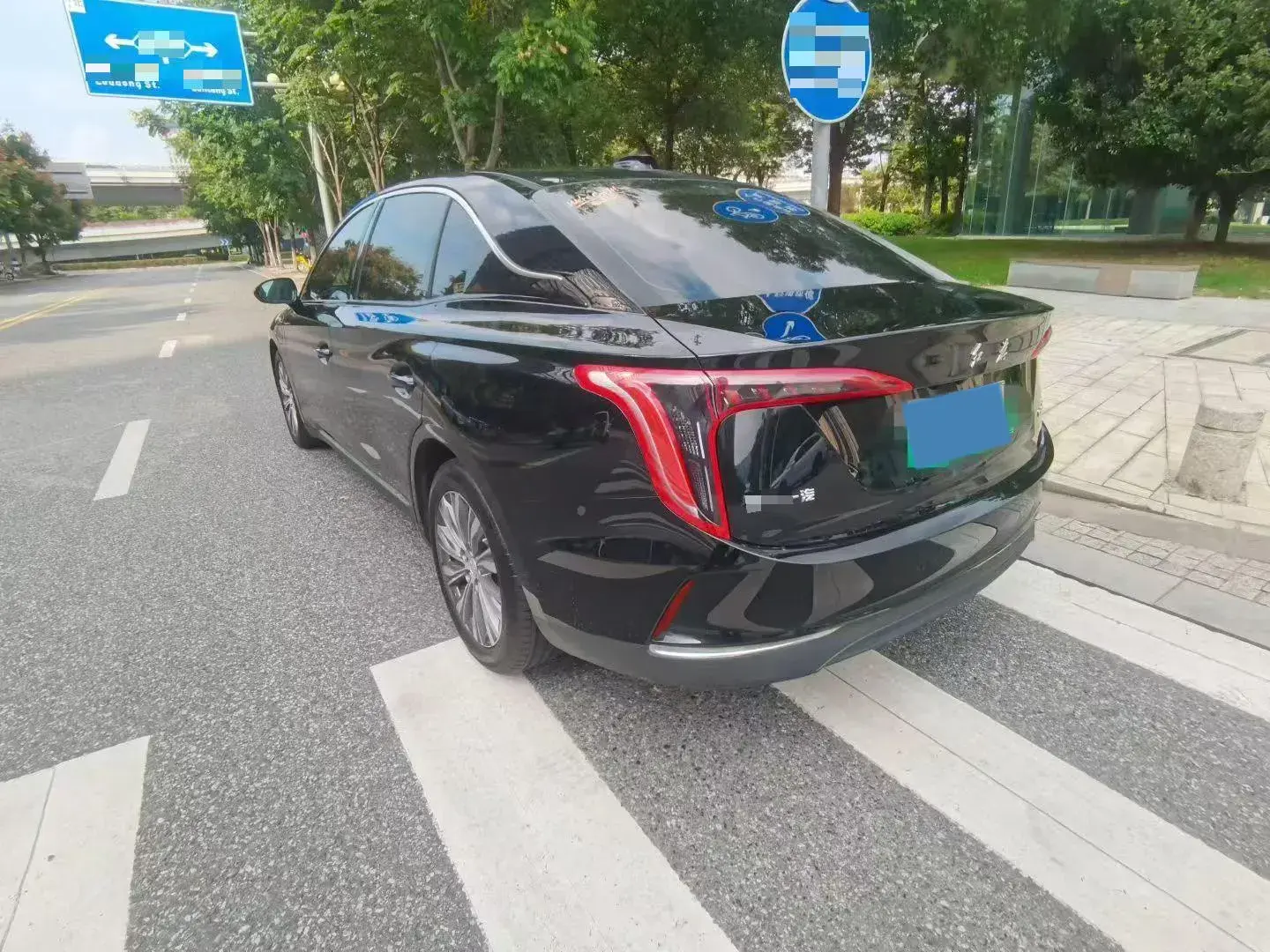 2022 HONGQI E-QM5 thumbnail 4