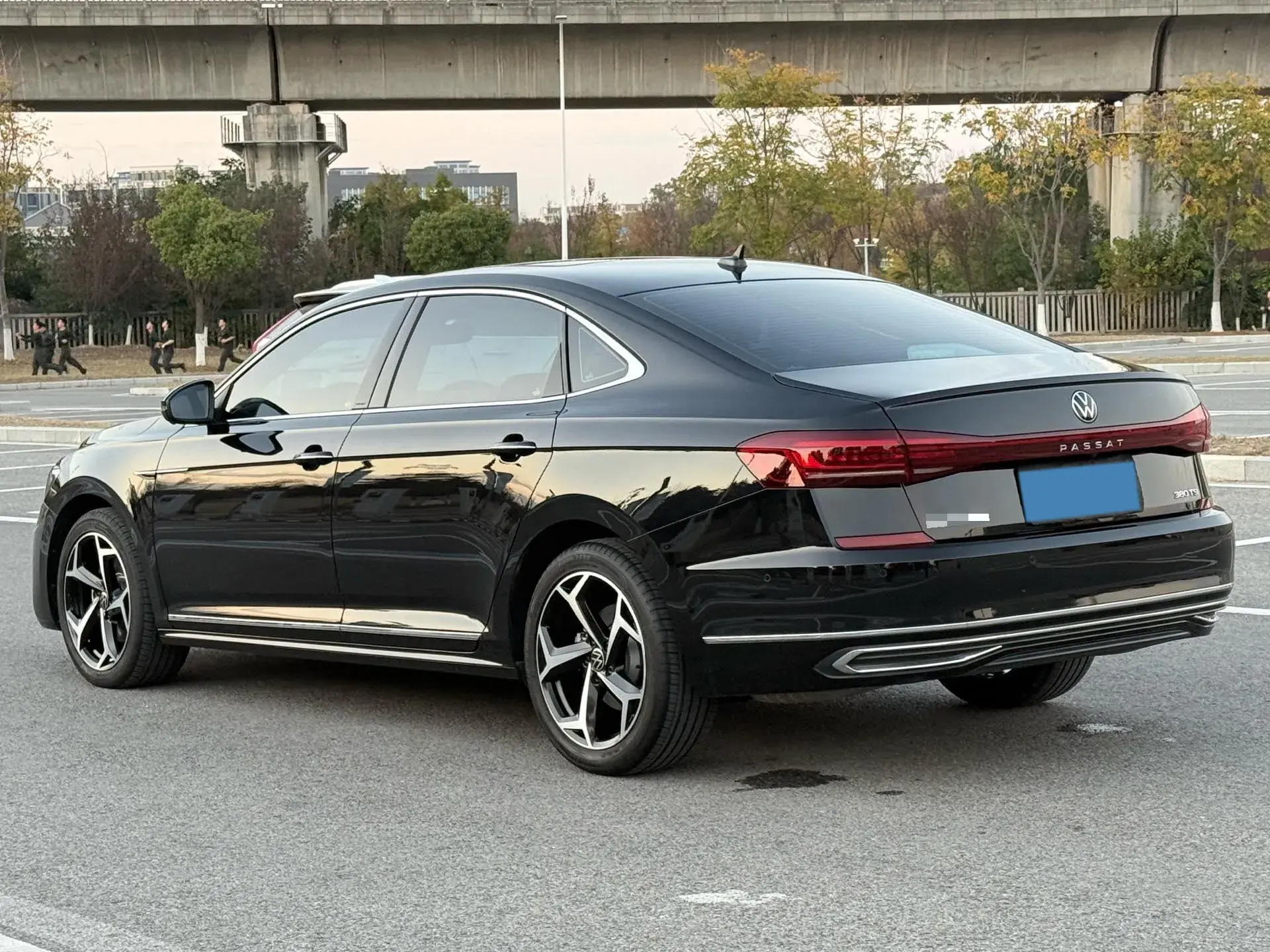 2024 VOLKSWAGEN PASSAT thumbnail 3