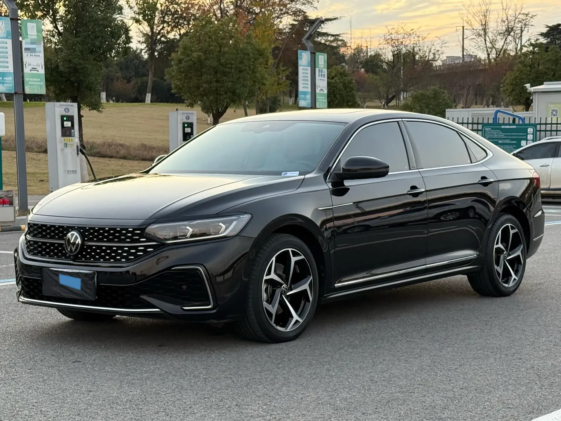 2024 VOLKSWAGEN PASSAT view 1