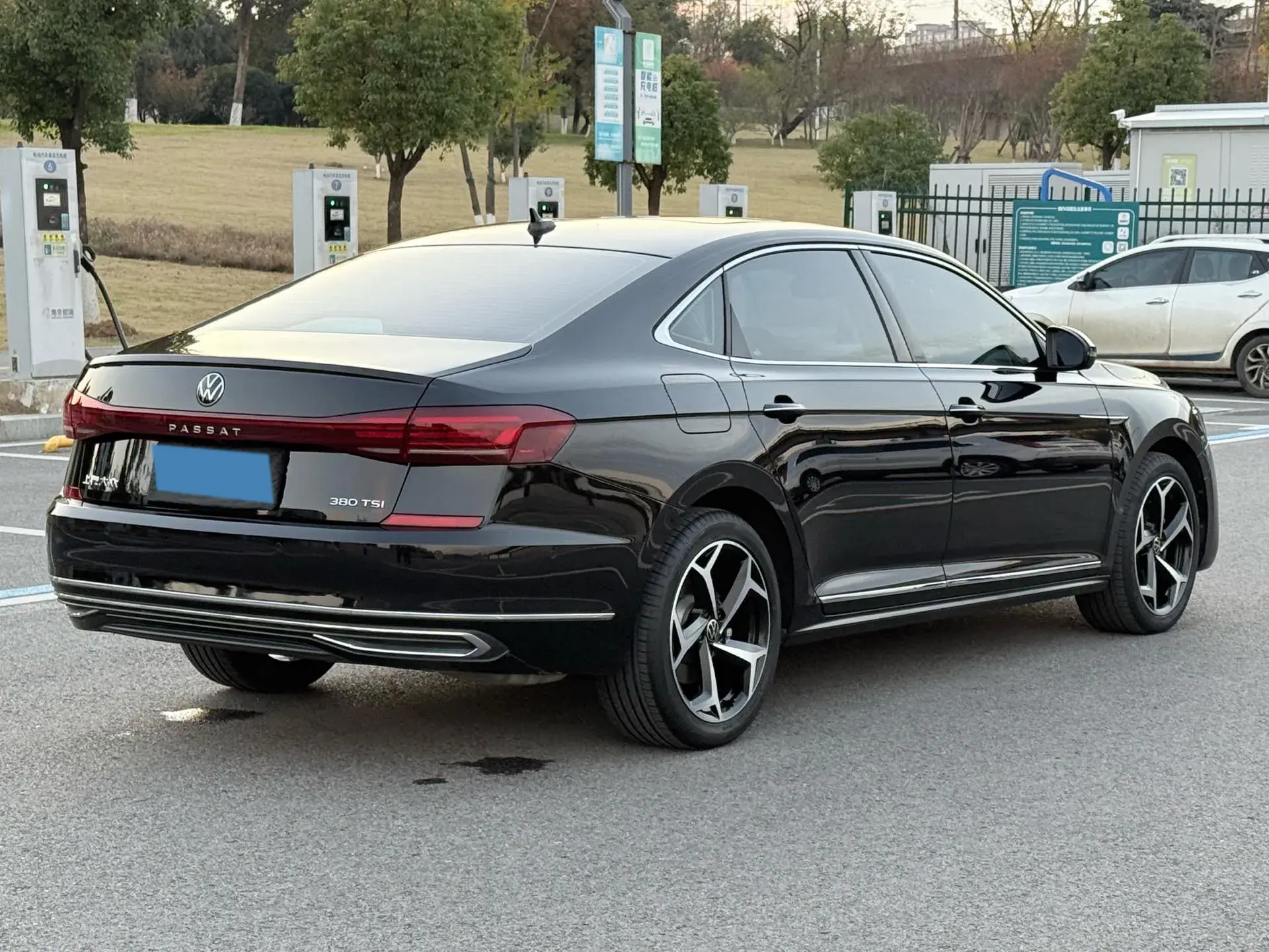 2024 VOLKSWAGEN PASSAT thumbnail 4