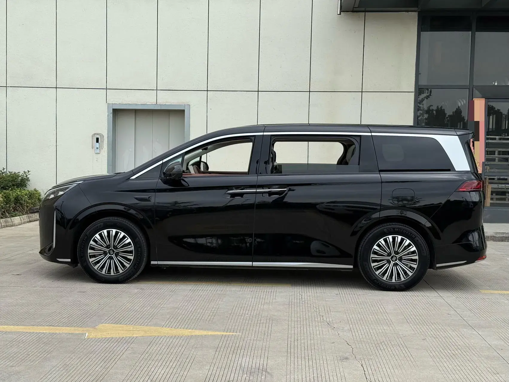 2025 BYD XIA thumbnail 3