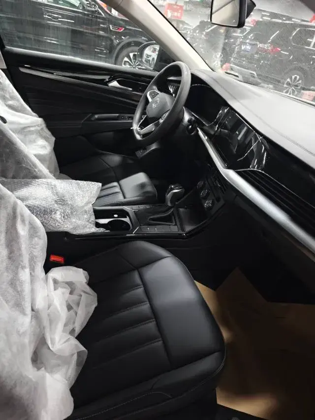 2024 VOLKSWAGEN PASSAT thumbnail 3