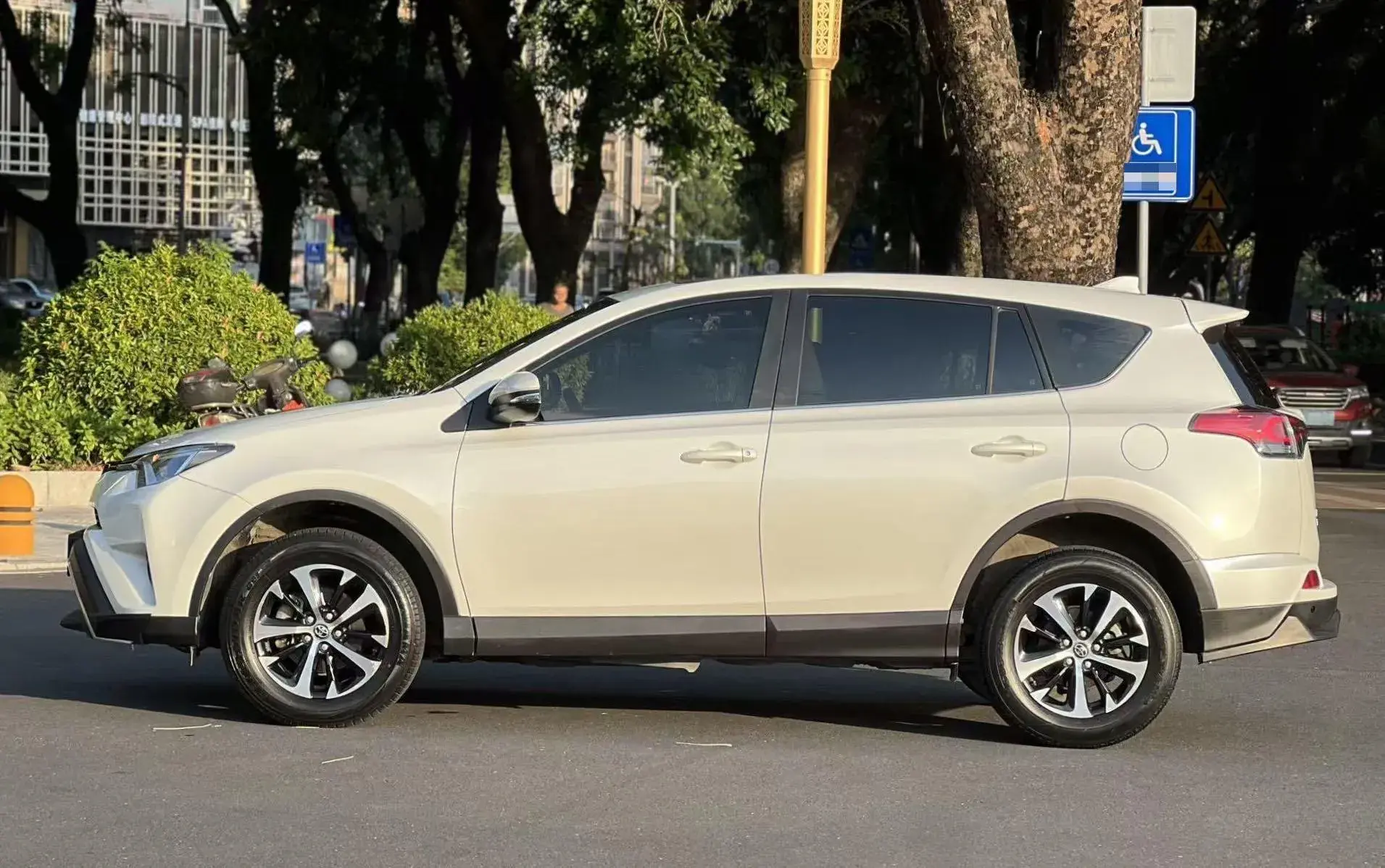 2019 TOYOTA RAV4 thumbnail 3