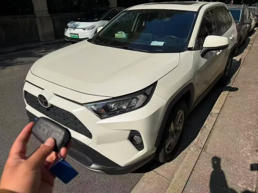 2020 TOYOTA RAV4 view 1