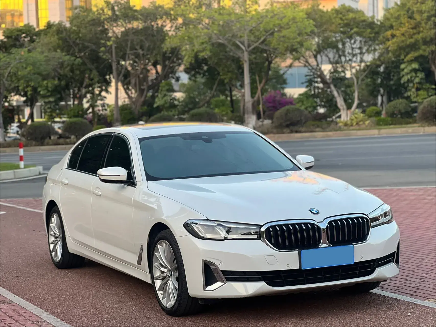 2021 BMW 5 thumbnail 3