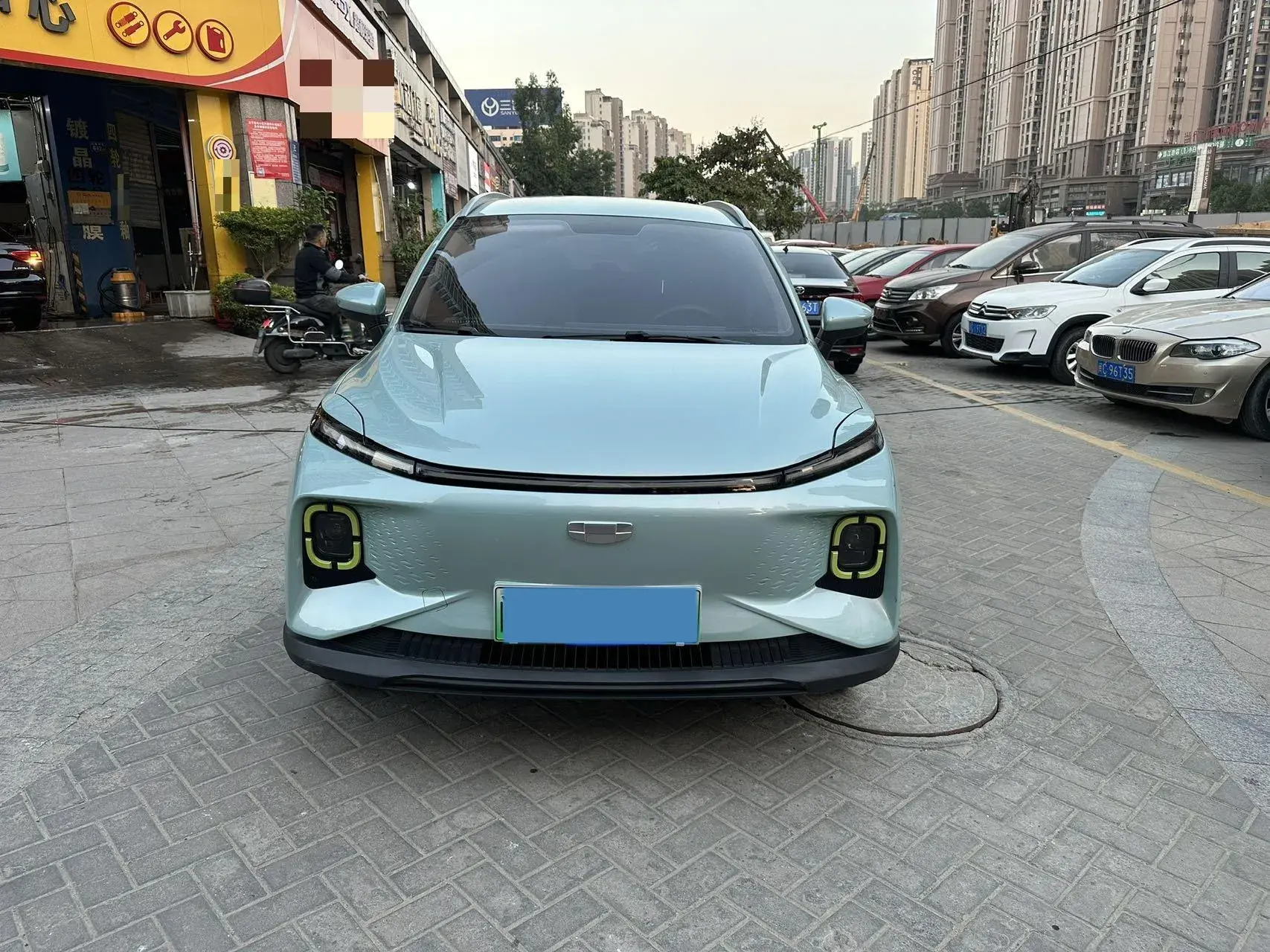 2022 GEOMETRY E thumbnail 2