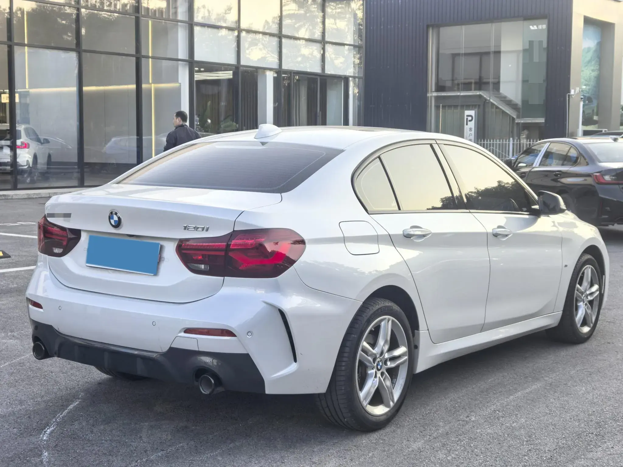 2023 BMW 1 thumbnail 3