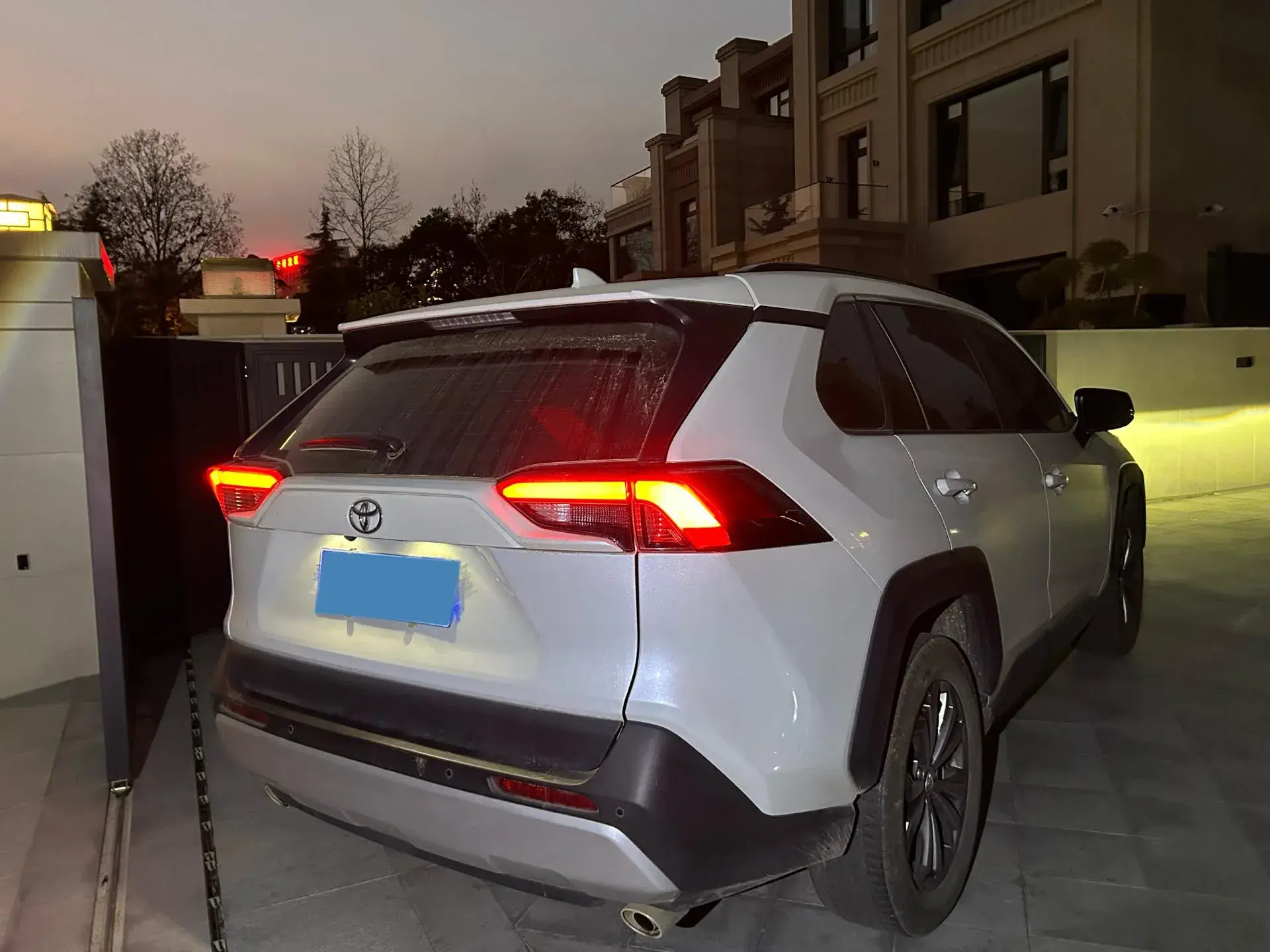 2024 TOYOTA RAV4 thumbnail 4