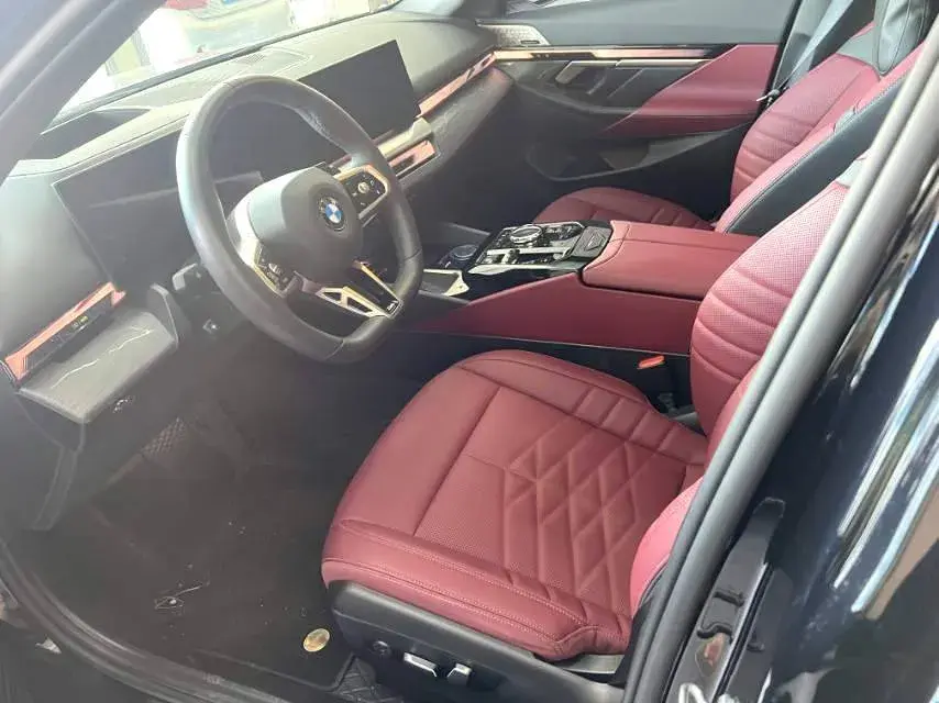 2024 BMW 5 thumbnail 4