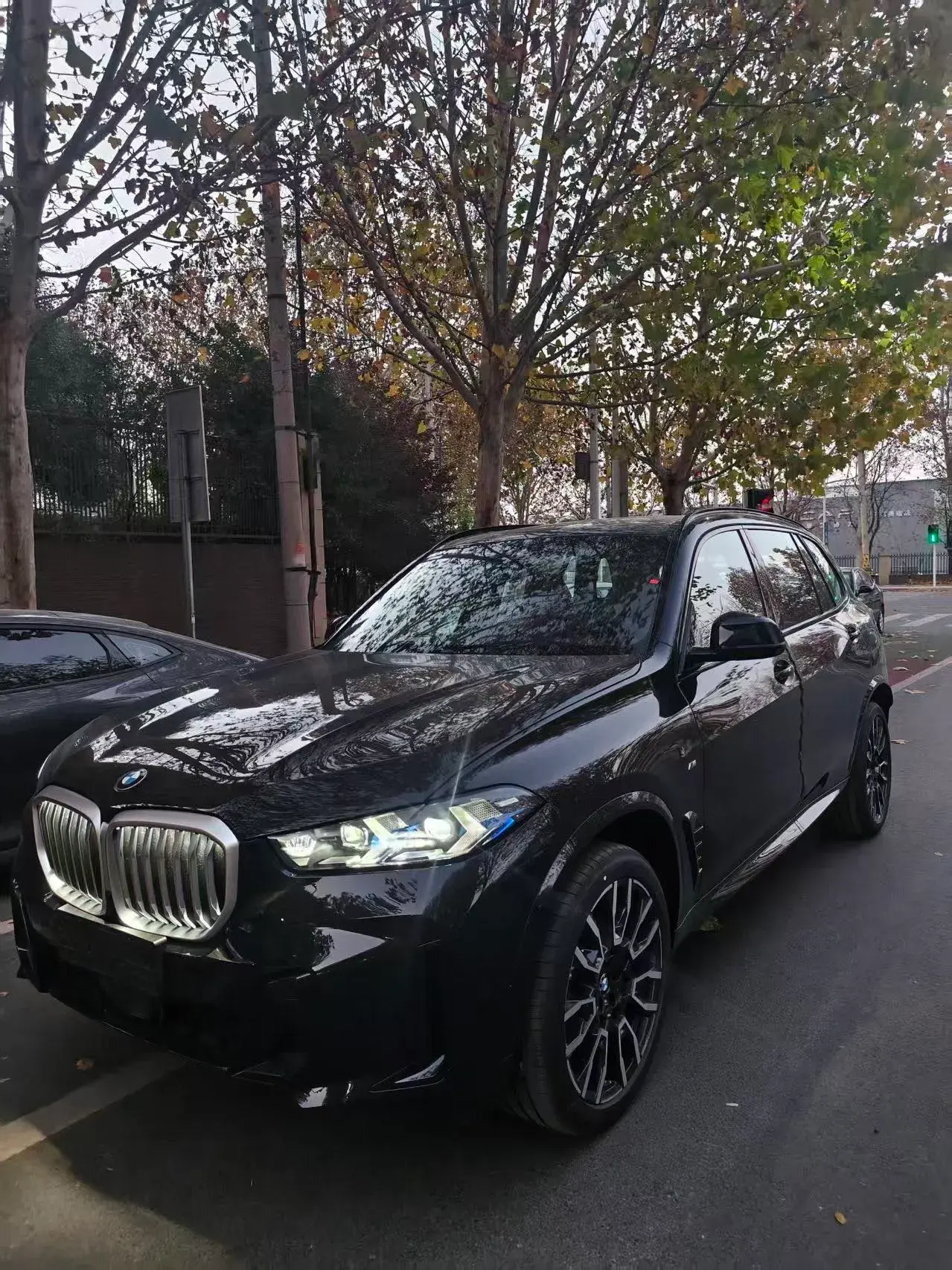 2025 BMW IX1 thumbnail 2