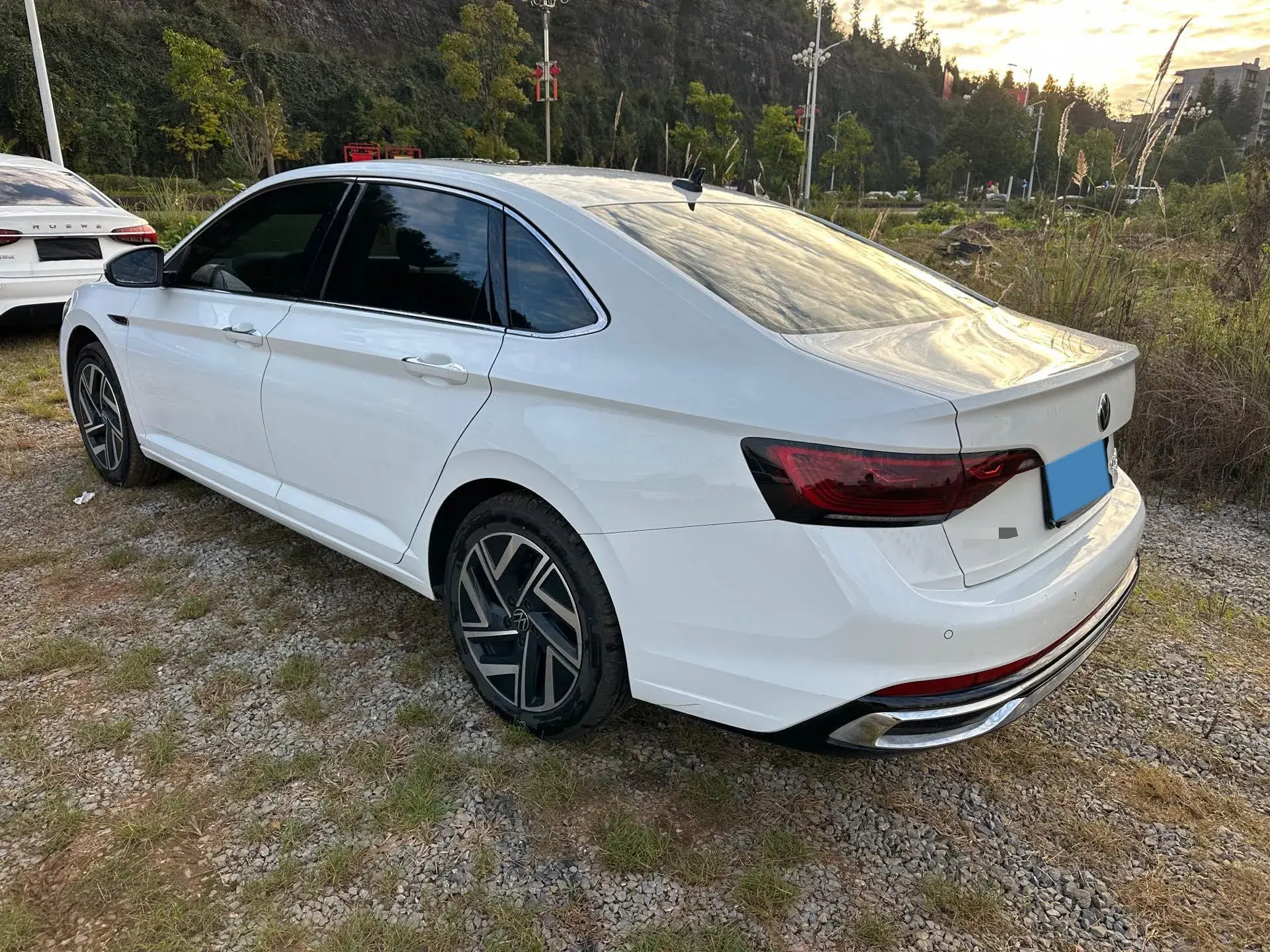 2024 VOLKSWAGEN SAGITAR thumbnail 3