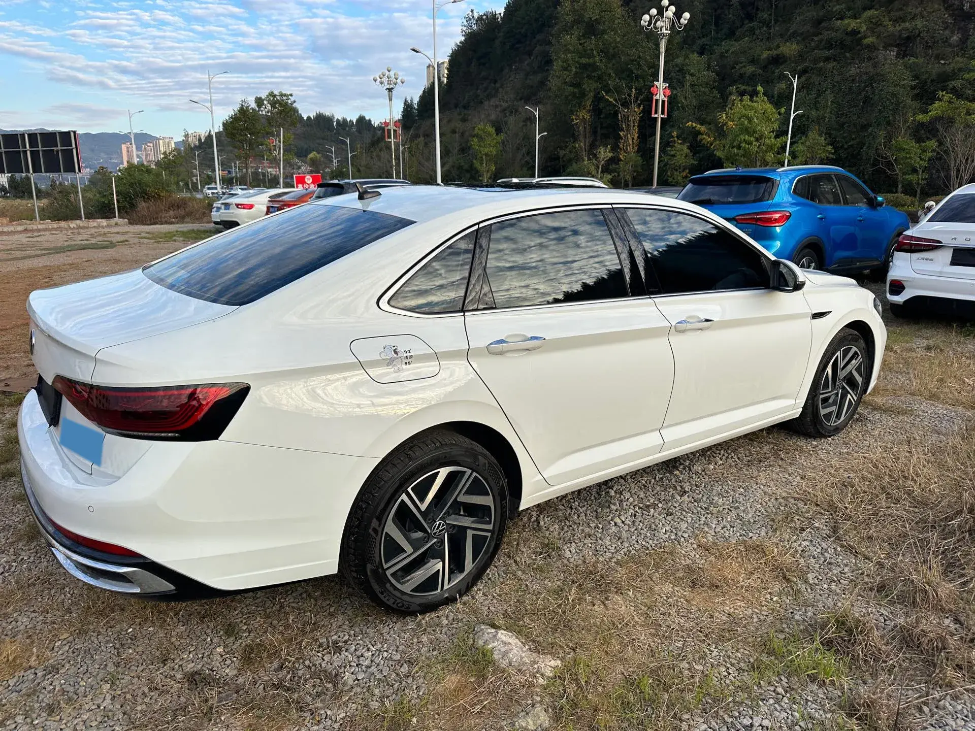 2024 VOLKSWAGEN SAGITAR thumbnail 4