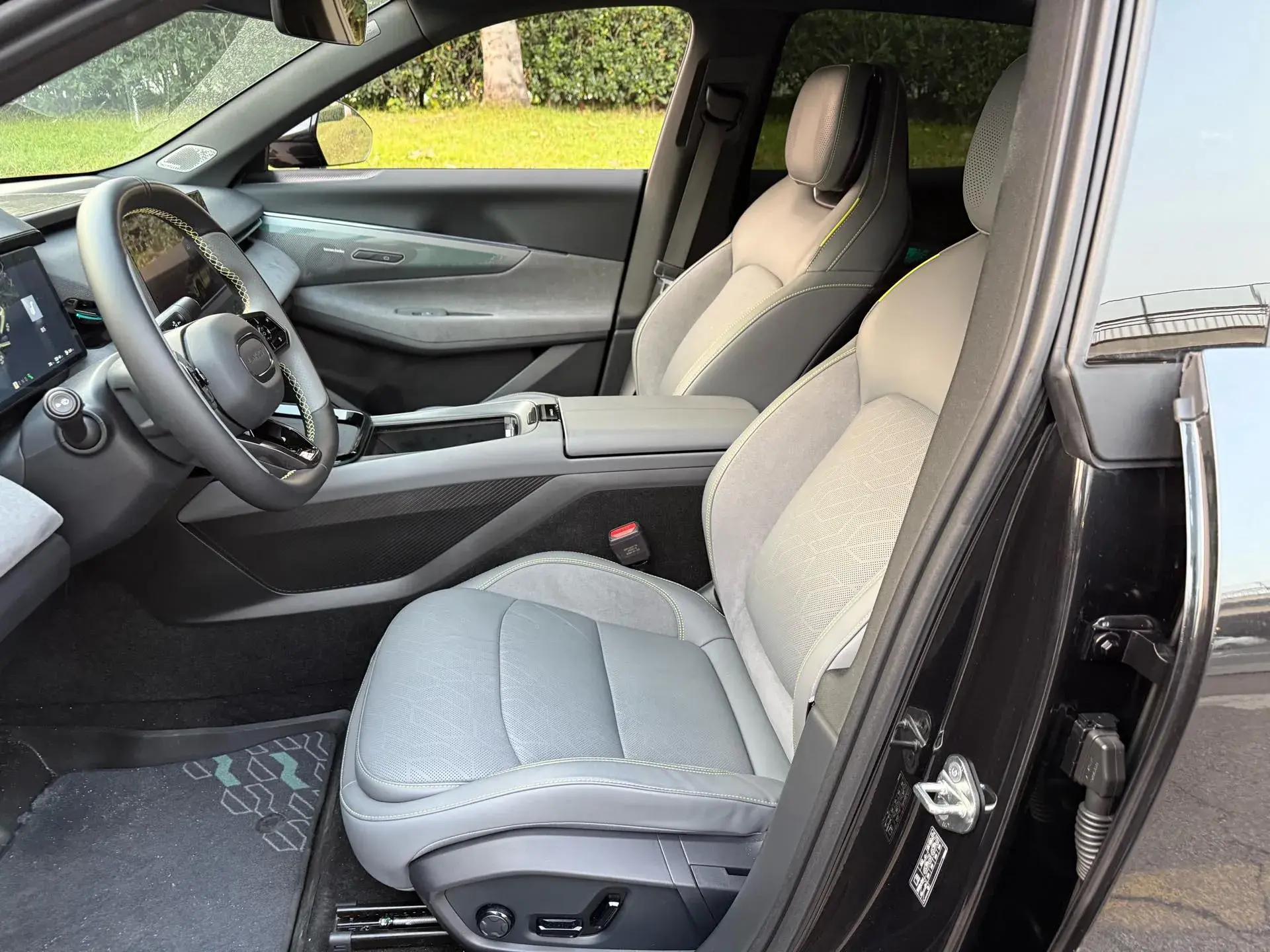 2024 LYNK&CO 08 thumbnail 4