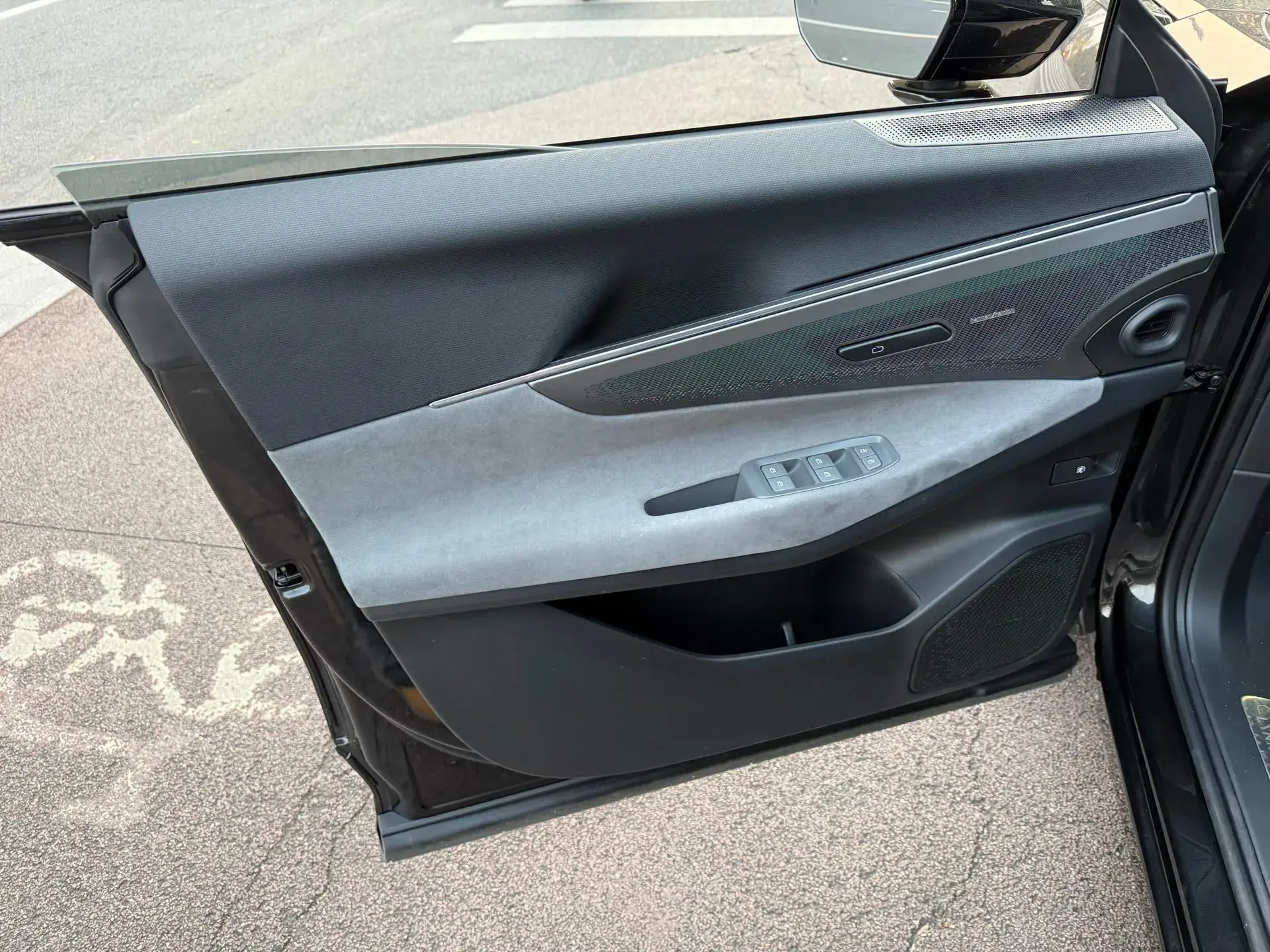 2024 LYNK&CO 08 thumbnail 3