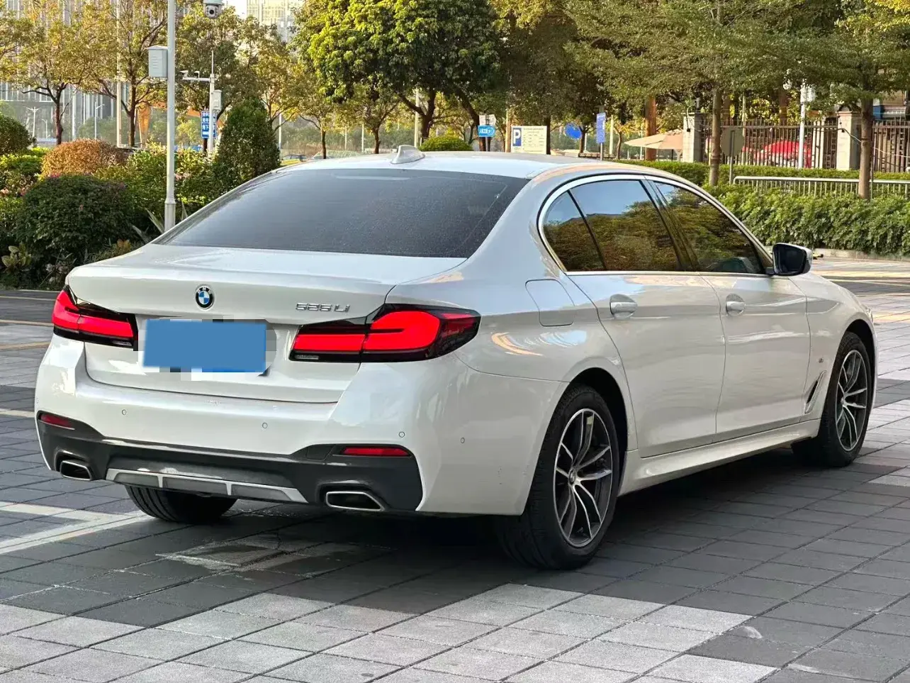 2022 BMW 5 thumbnail 2