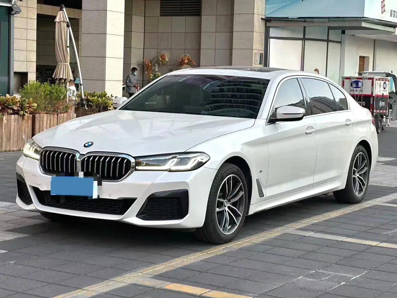 2022 BMW 5 view 1