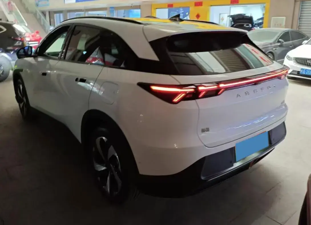 2025 ARCFOX ΑT5 thumbnail 4