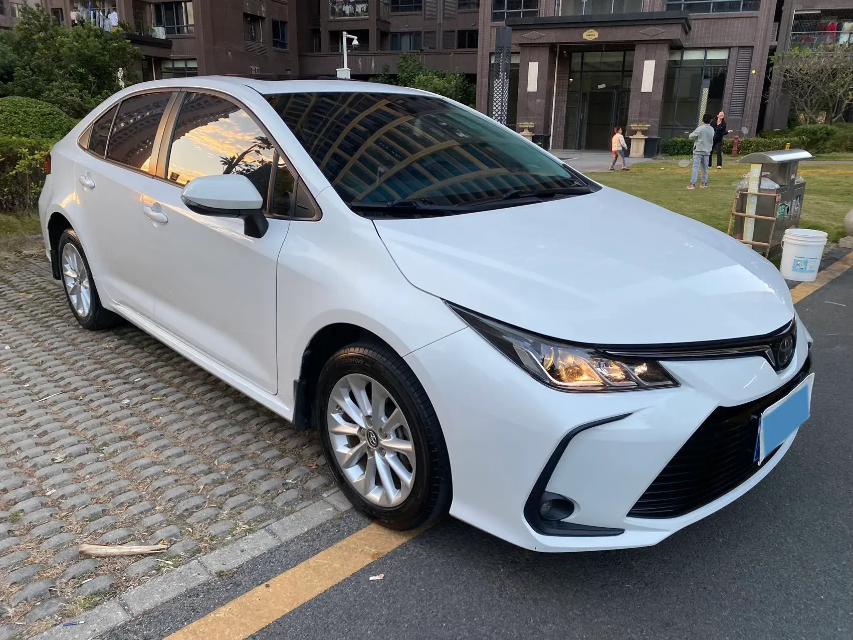 2019 TOYOTA COROLLA thumbnail 3