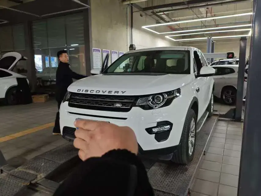 2019 LAND ROVER view 1