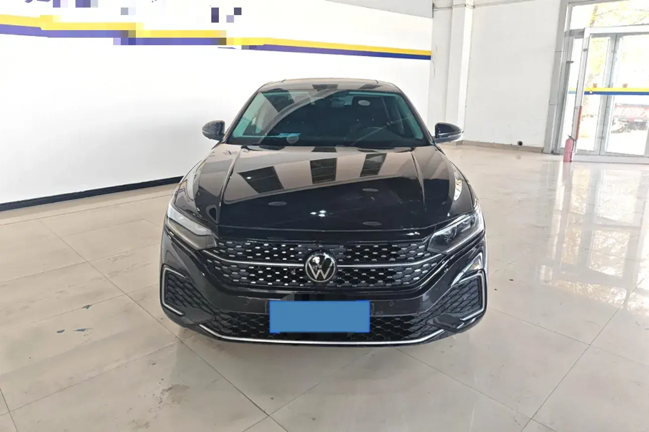 2023 VOLKSWAGEN PASSAT thumbnail 3