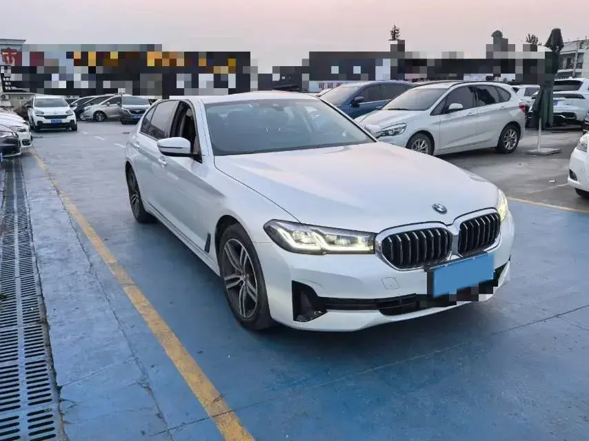 2021 BMW 5 thumbnail 3