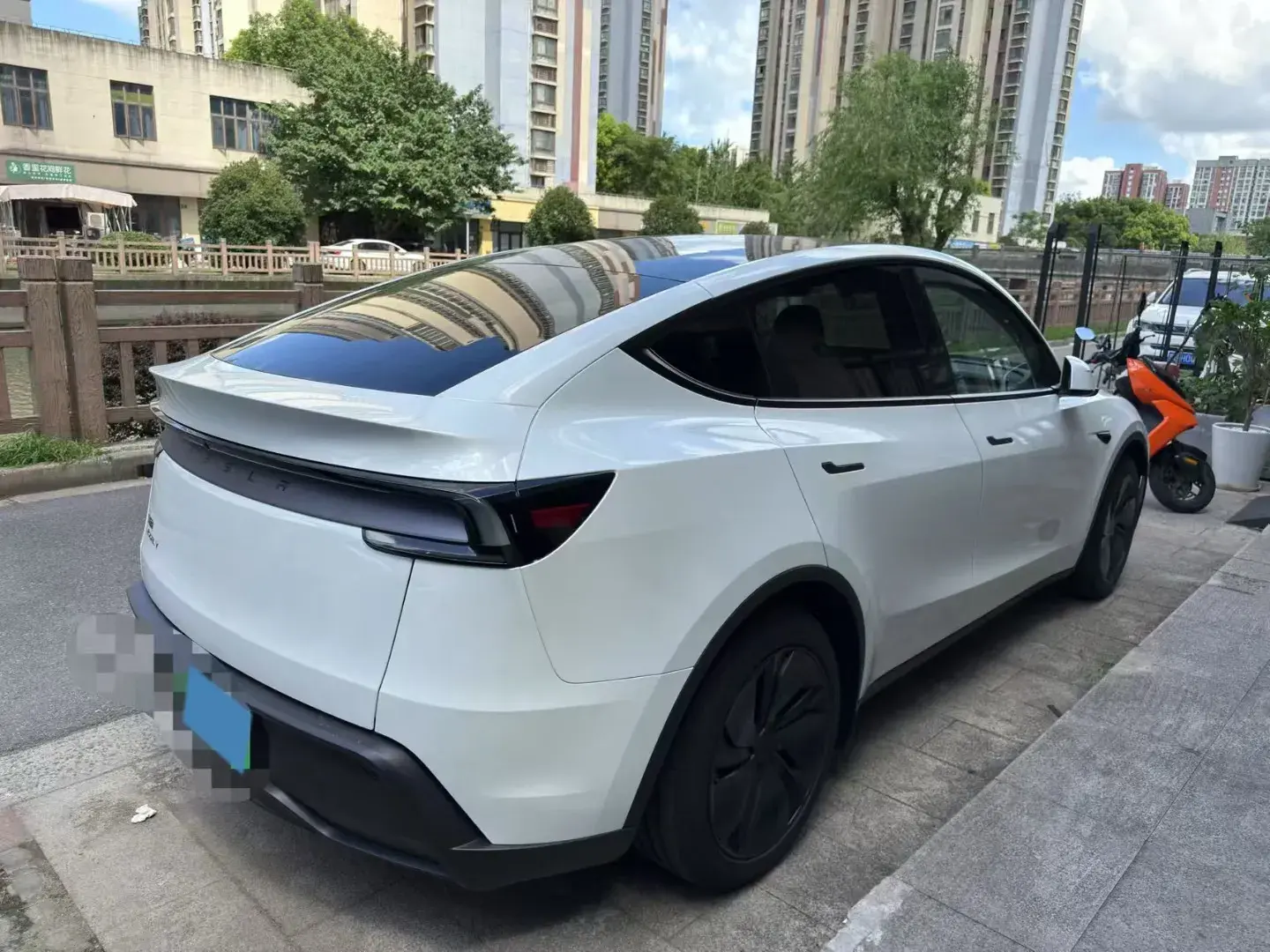 2025 TESLA MODEL thumbnail 4