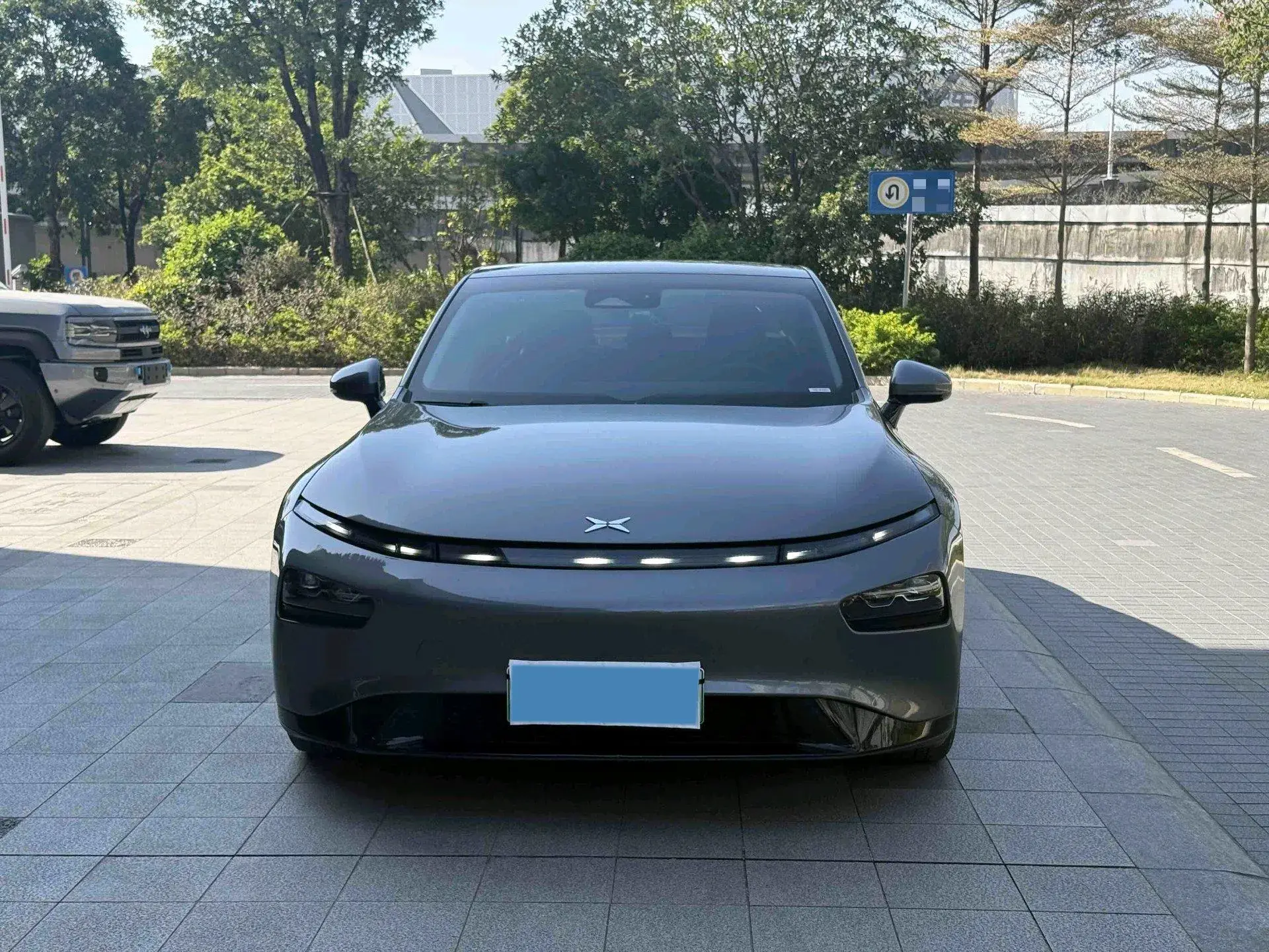 2022 XPENG P7 thumbnail 2