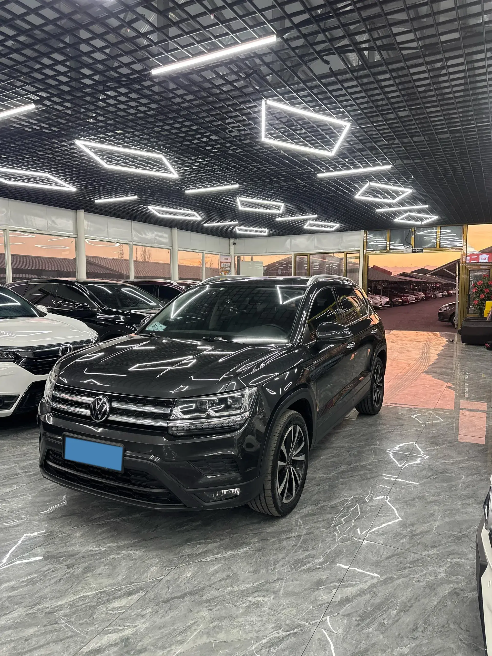 2021 VOLKSWAGEN THARU view 1