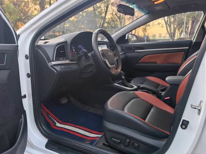 2016 HYUNDAI ELANTRA thumbnail 4