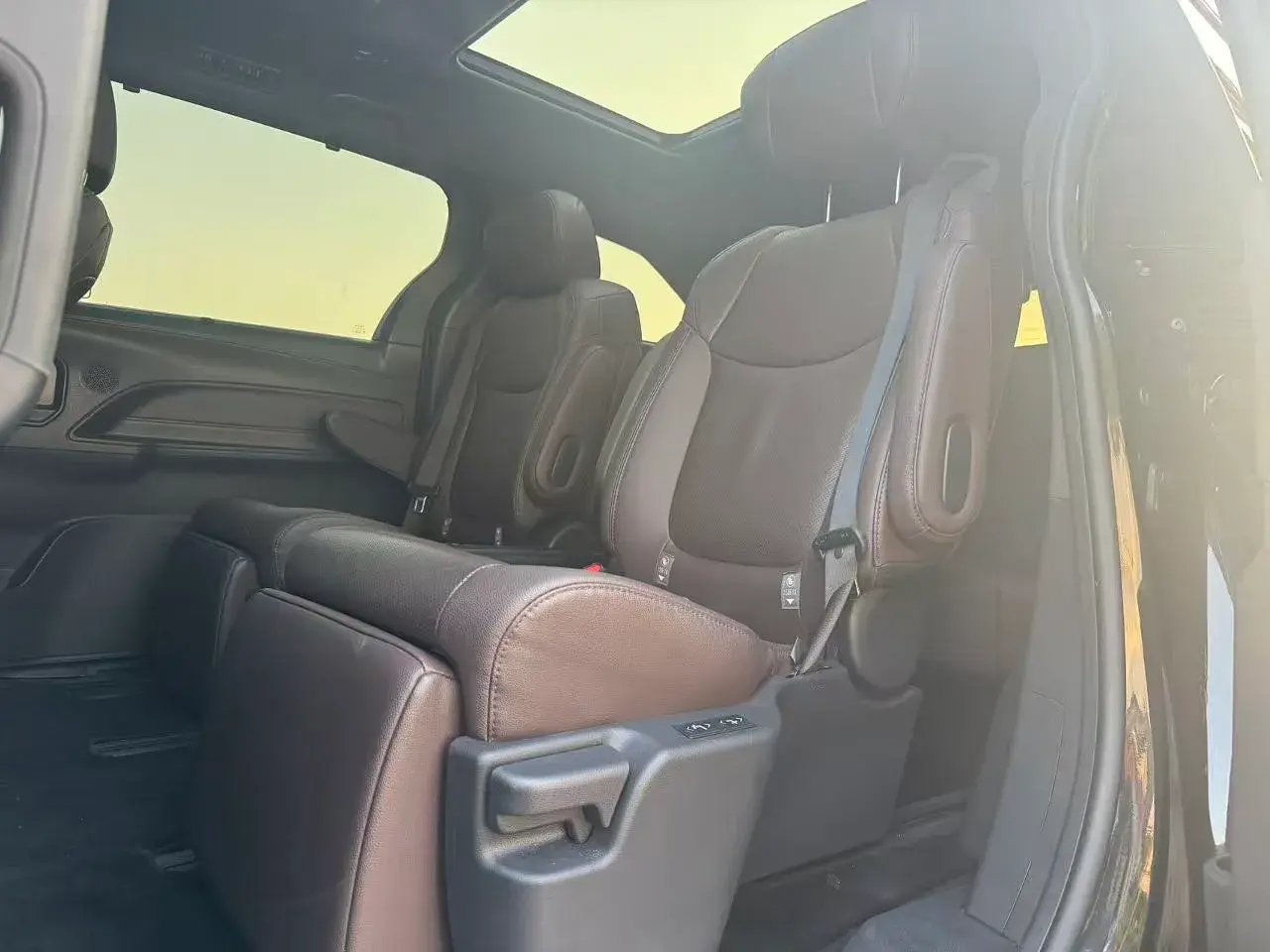 2023 TOYOTA SIENNA thumbnail 4