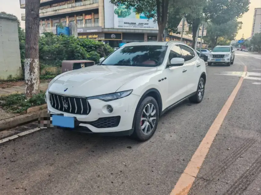 2016 MASERATI LEVANTE view 1